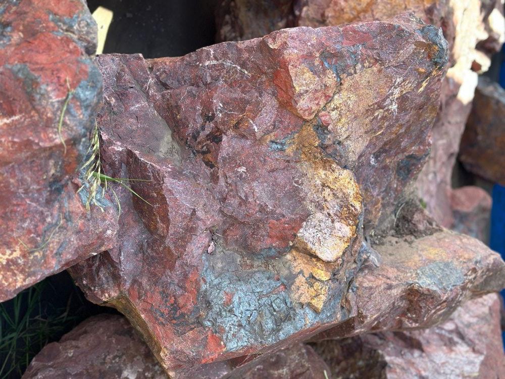 Камни для ландшафтного дизайна красно-фиолетовые 10-60 килограмм купить в Нефтекамске