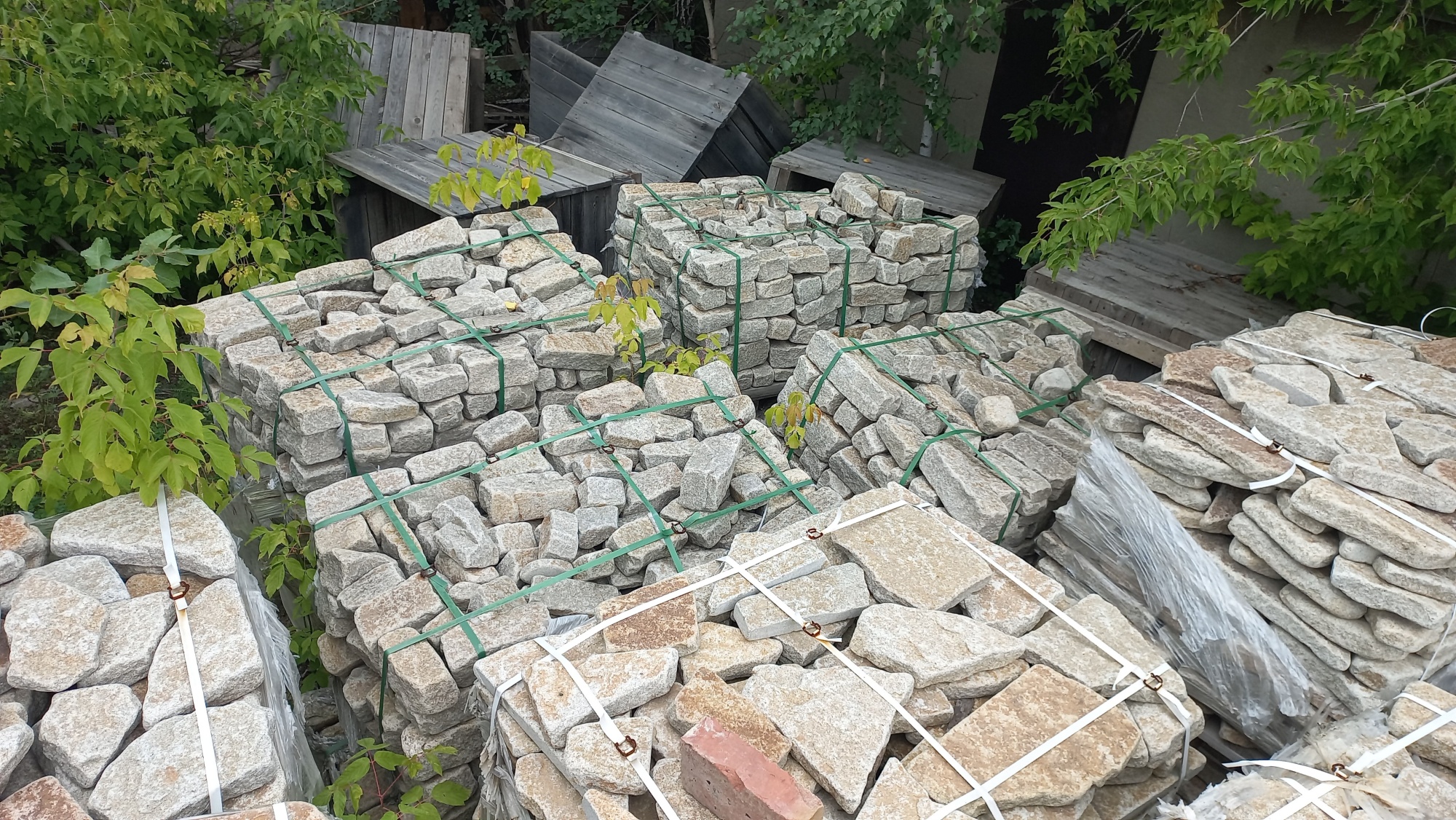 Плитняк галтованный гранитный для ландшафтного дизайна купить в Нефтекамске