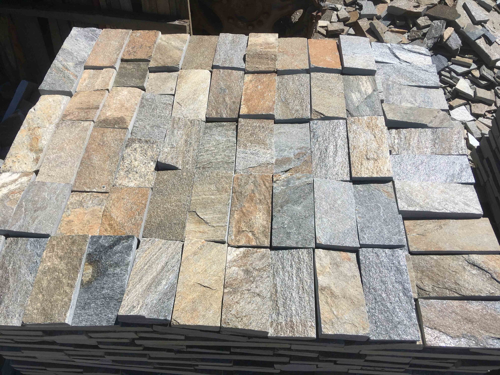 Плитка пилёная златолит Уральский для фасада купить в Нефтекамске