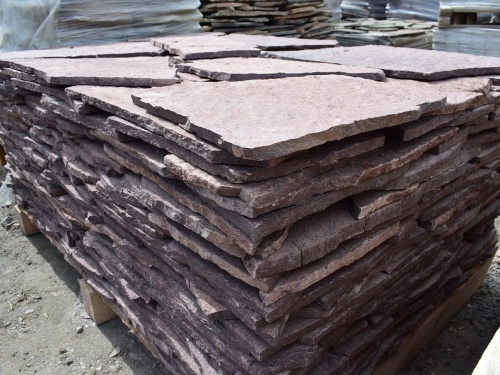 Плитняк лемезит бордовый для облицовки цоколя 20-25 мм  купить в Нефтекамске