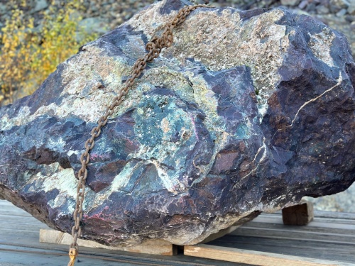 Огромные красно-фиолетовые валуны для ландшафтного дизайна весом более 5 тонн купить в Нефтекамске