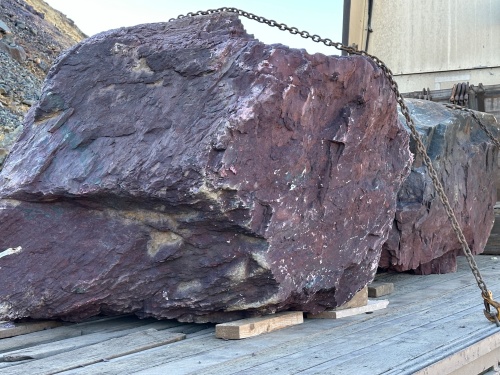 Огромные красно-фиолетовые валуны для ландшафтного дизайна весом более 5 тонн купить в Нефтекамске
