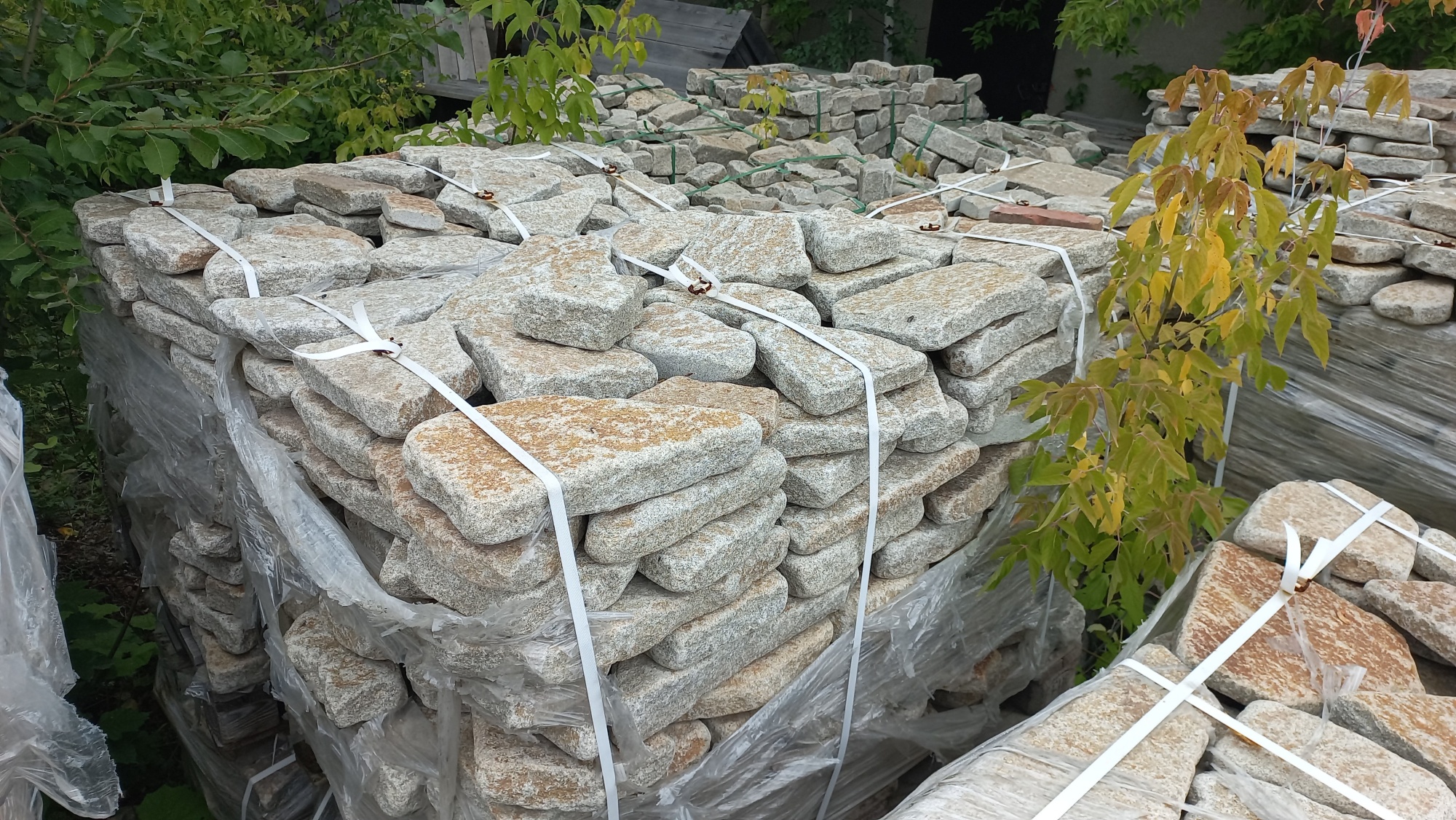 Плитняк галтованный гранитный для ландшафтного дизайна купить в Нефтекамске