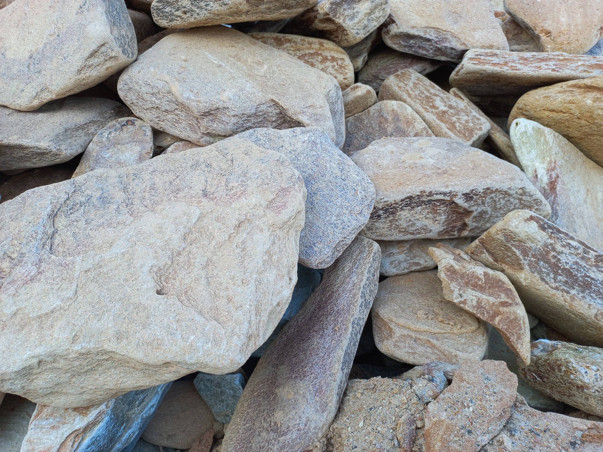 Златолит жёлтый, жёлто-зелёный глыбки и валуны для ланшафтного дизайна купить в Нефтекамске