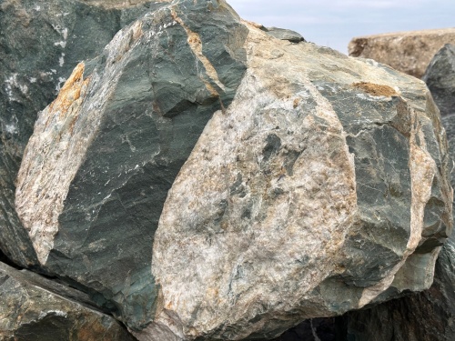 Гигантские зелёные валуны для ландшафтного дизайна весом более 5 тонн купить в Нефтекамске