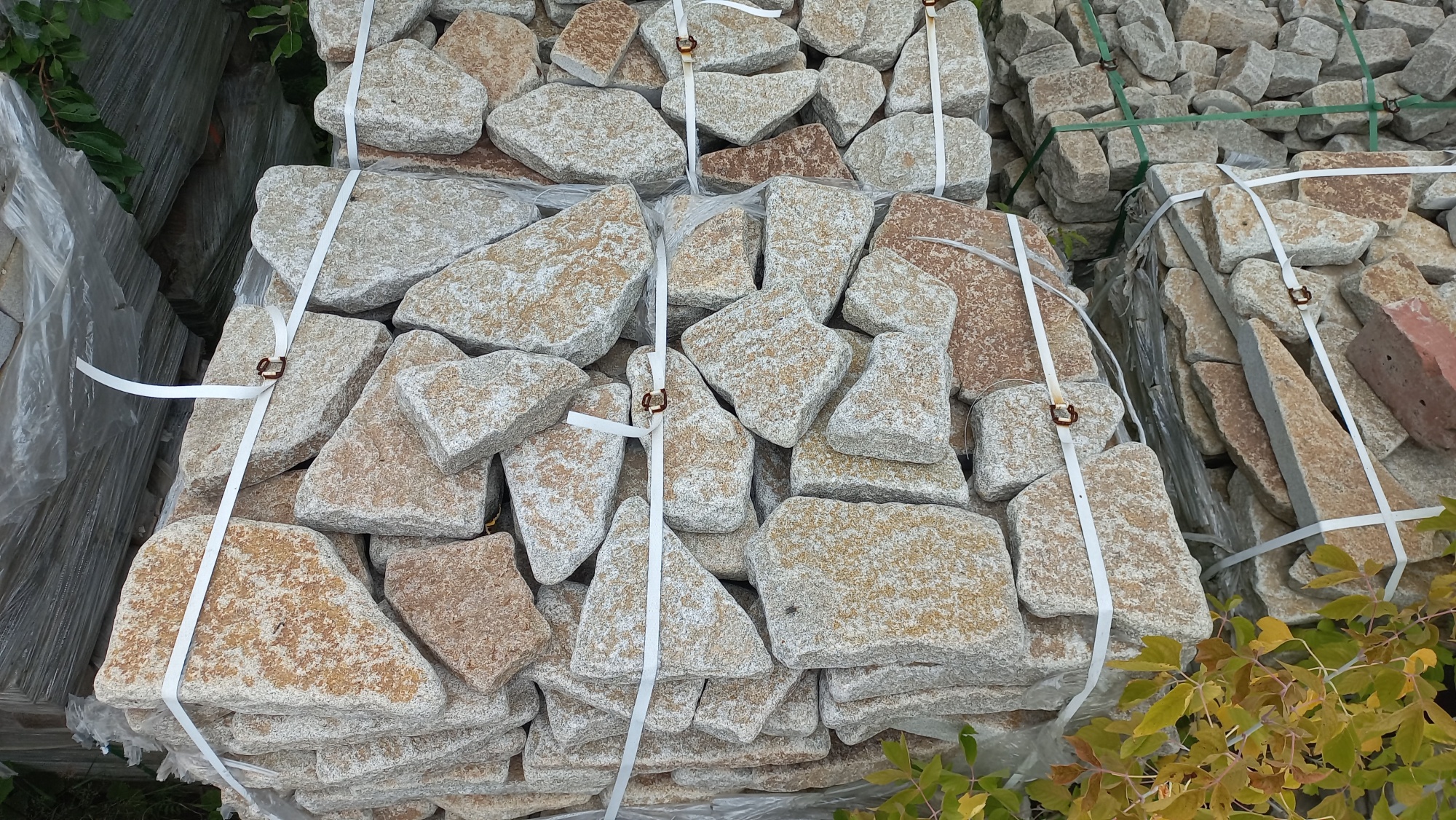 Плитняк галтованный гранитный для ландшафтного дизайна купить в Нефтекамске