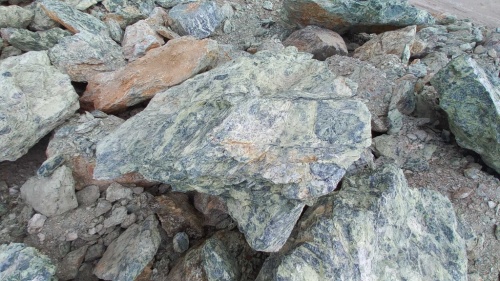 Купить змеевик ландшафтные валуны